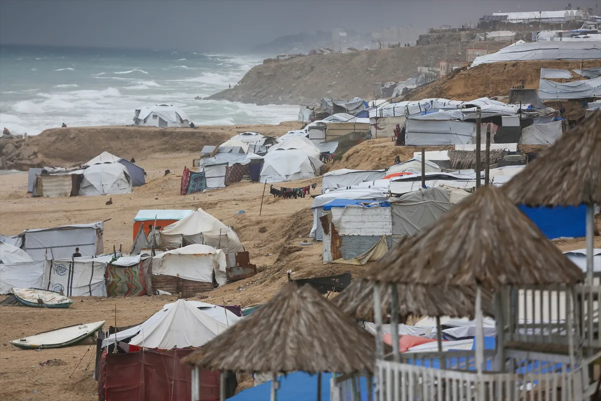 Palestinske porodice u Gazi teško podnose hladnoću u poplavljenim šatorima