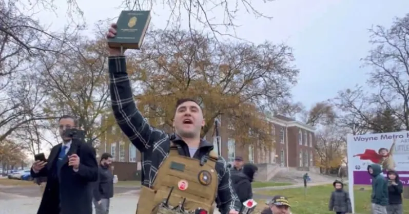 Kandidat za američki Senat Jake Lang pokušao spaliti Kur'an, demonstranti mu ga oduzeli