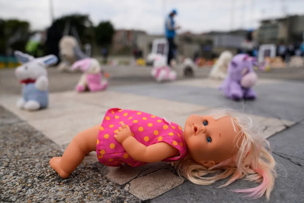 Kolumbijci protestuju zbog zlostavljanja djece ispred kancelarije državnog tužioca