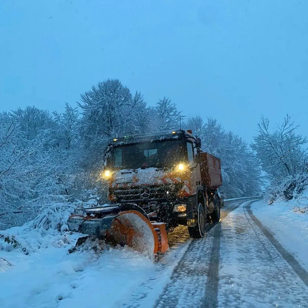 Snijeg izazvao probleme širom BiH: Zatvoreni pojedini prevoji, izdato upozorenje