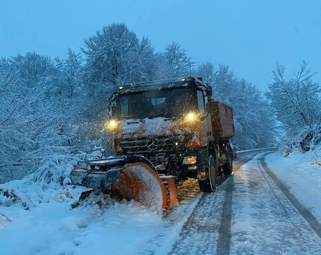 Snijeg izazvao probleme širom BiH: Zatvoreni pojedini prevoji, izdato upozorenje