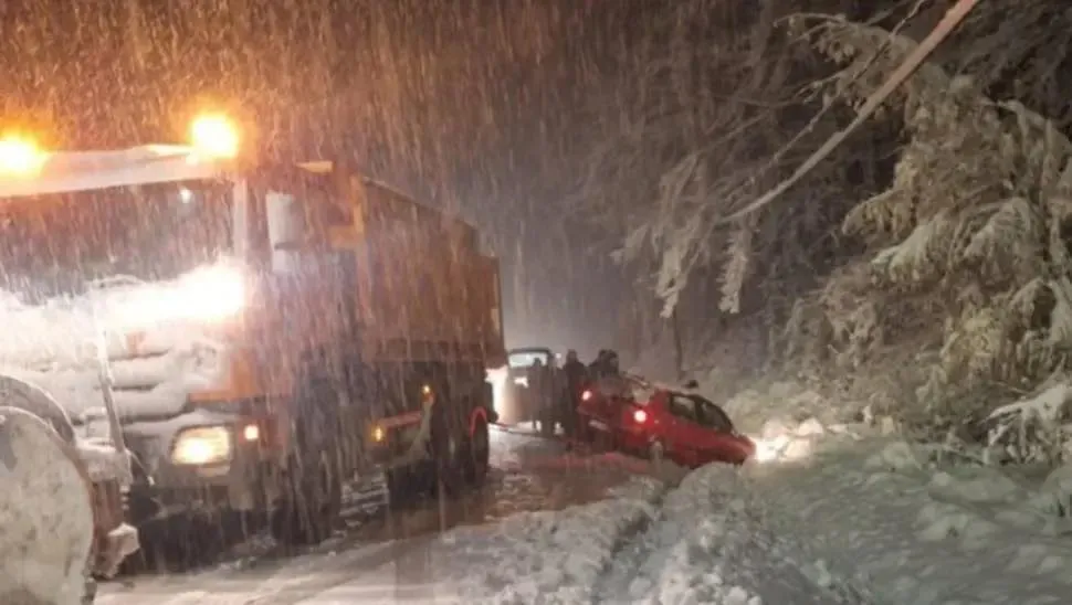 Snijeg izazvao probleme širom BiH: Zatvoreni pojedini prevoji, izdato upozorenje