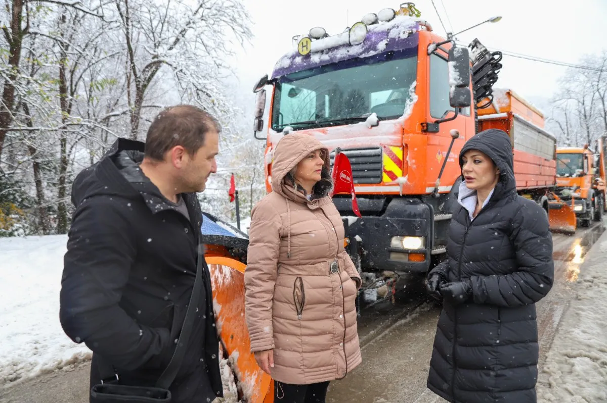 Savić-Banjac sa saradnicima na terenu: Čistimo snijeg po prioritetima, službe ostaju na ulicama