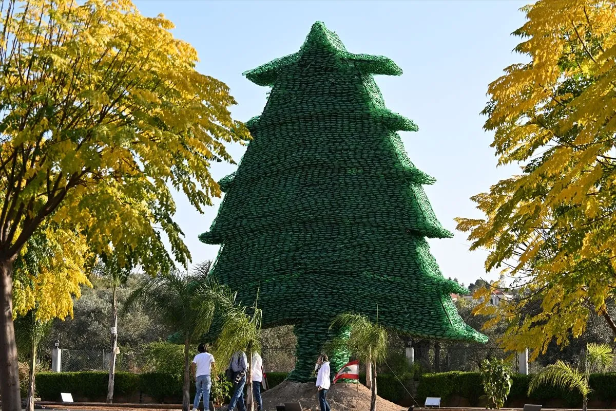 Libanska aktivistkinja izgradila stablo od 450.000 recikliranih boca za svjetski rekord