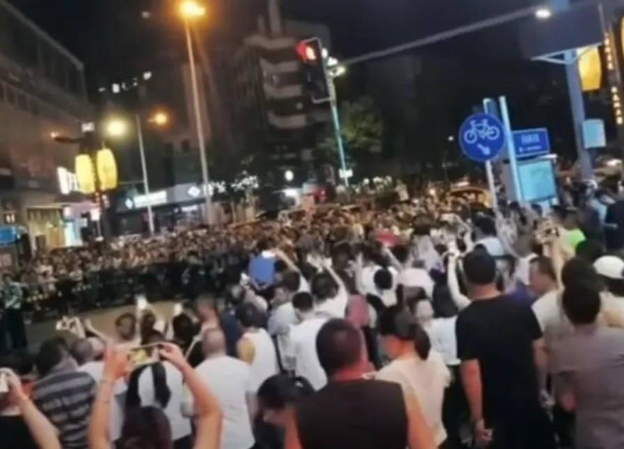 U dijelu Kine vlasti naredile obavezno kremiranje, ljudi izašli na ulice