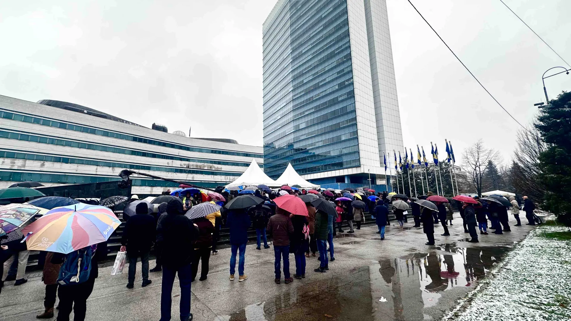 Radnici BHRT-a protestuju ispred Parlamenta BiH: javni servis u najtežoj situaciji od osnivanja