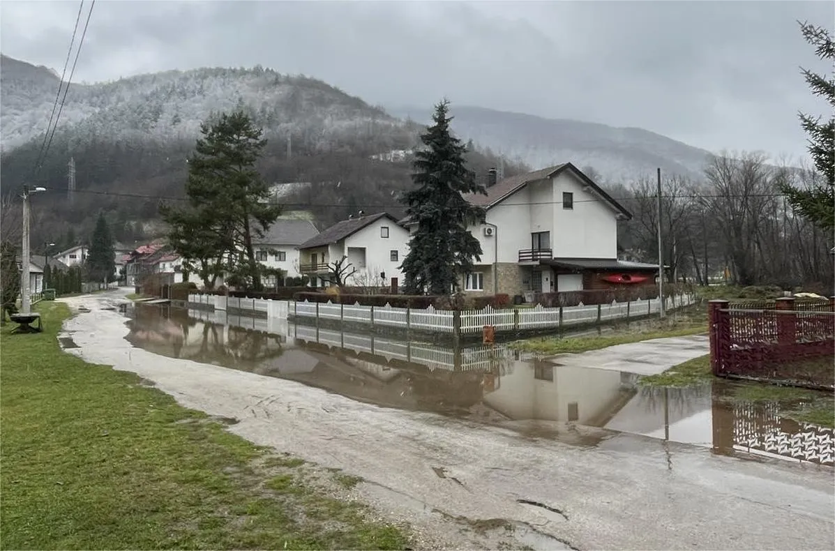 Voda se povlači u korita rijeka Plive i Jošavke