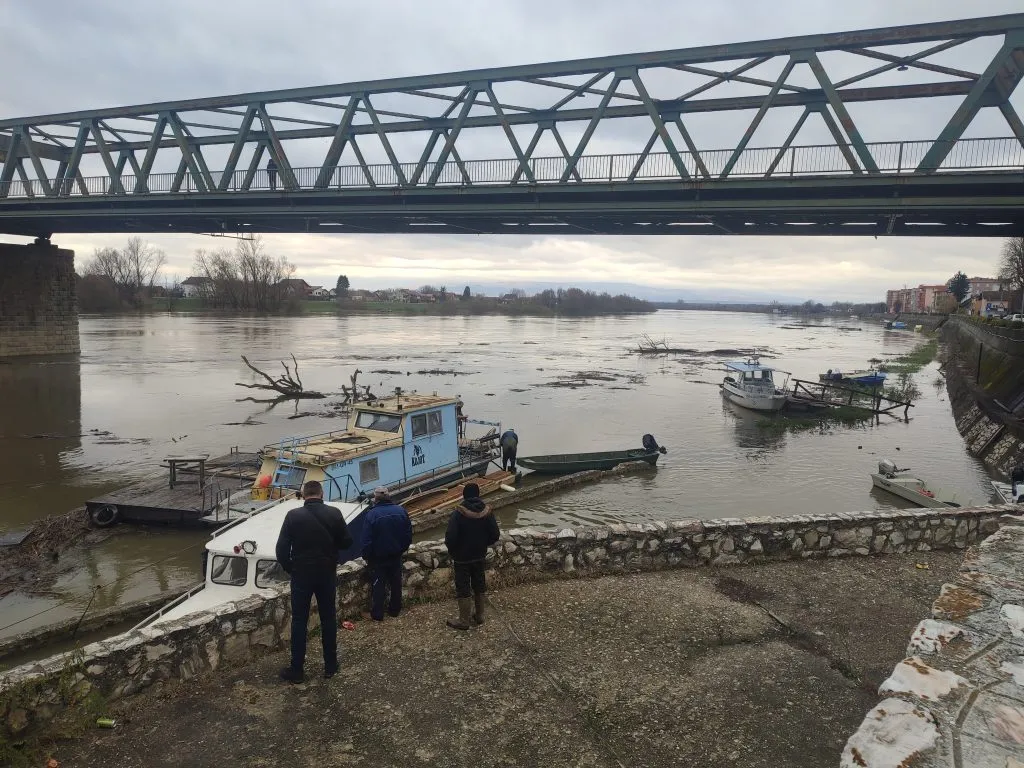 Vodostaj Save u naglom porastu, rijeka nosi velike količine naplavina i stabala