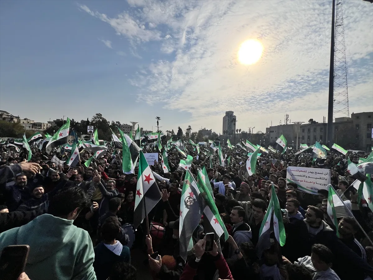 Američki izaslanik pohvalio epska, herojska dostignuća Sirije u godini od pada Assadovog režima