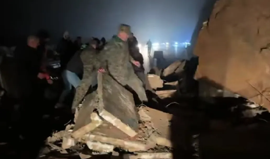 Veliki odron na putu Tuzla–Sarajevo, vozači uz pomoć OS BiH uklanjali kamenje