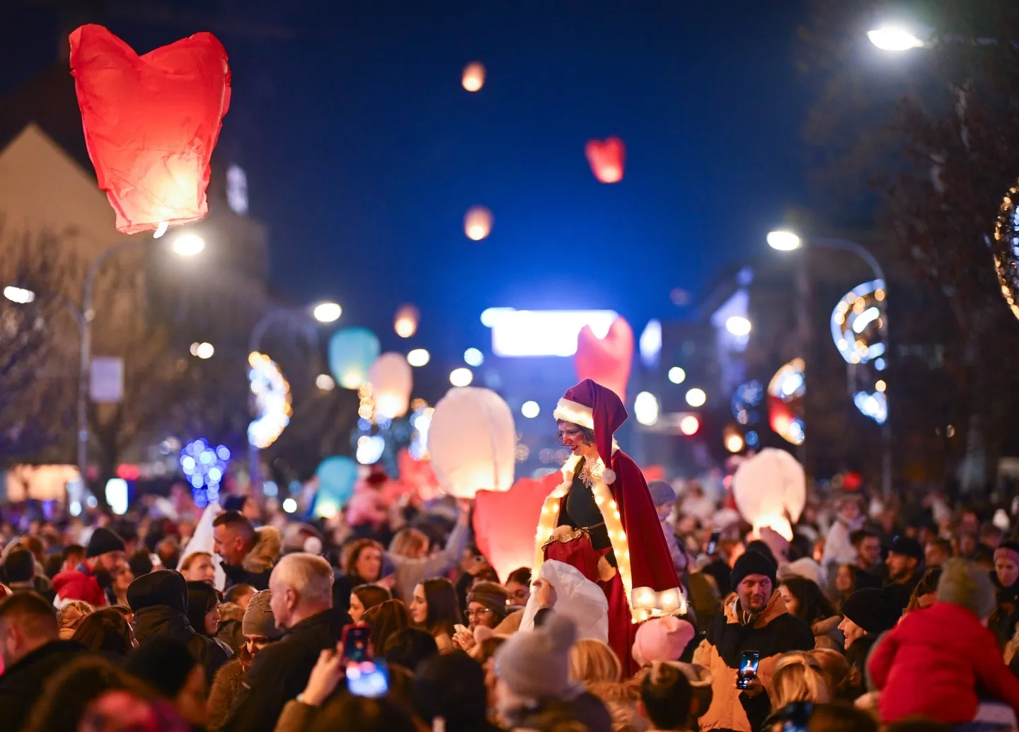 U Banjaluci svečano otvoren zimski market “Zimzobal” uz lampione, Djeda Mraza i koncert