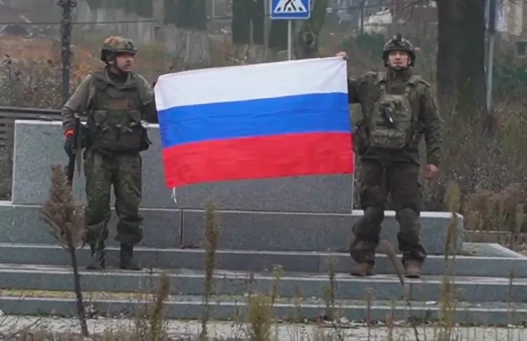 Rusi objavili video iz Pokrovska: Vojnici mirno šetaju centrom grada