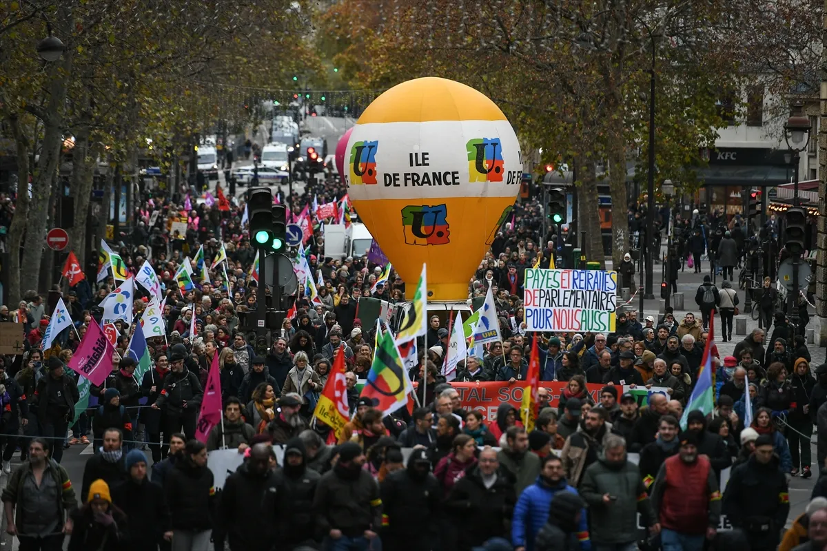 Masovni protesti u Parizu protiv budžeta za 2026.