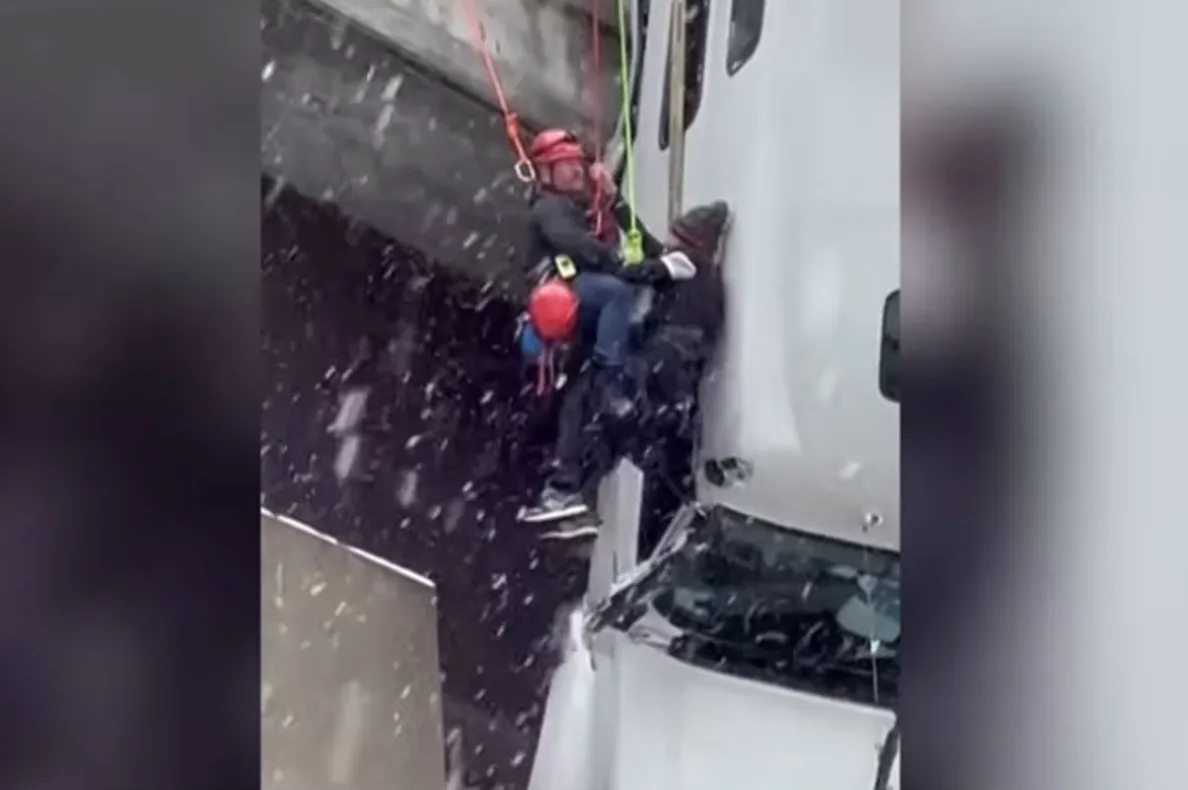 Vozač proveo pet i po sati viseći preko mosta