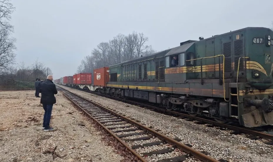 Otvoren teminal Suha luka u Tuzli: Prvi voz sa robom iz Hrvatske stigao u Tuzlu