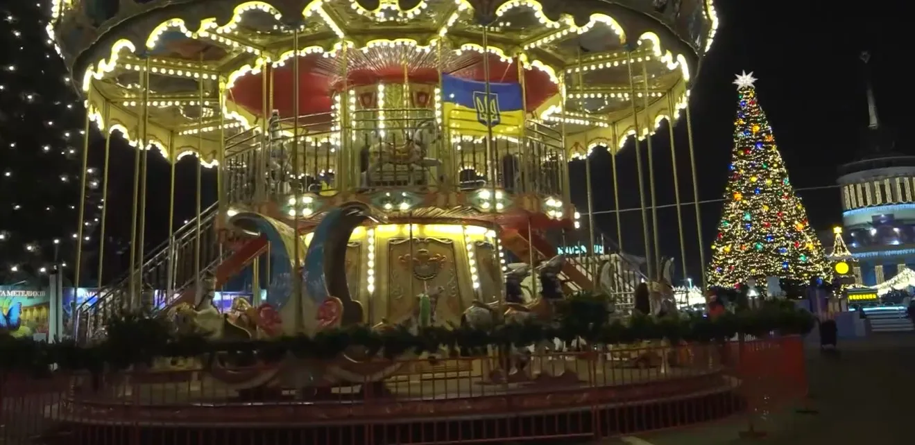 Porodice pronalaze rijedak mir u ukrajinskom izložbenom centru usred nestanka struje