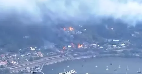 Požari u Australiji: Desetine kuća uništeno, poginuo vatrogasac