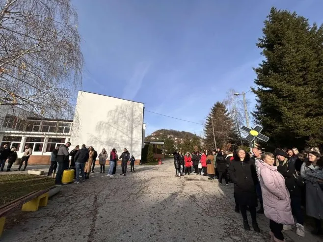 Slučaj vršnjačkog nasilja u Mrkonjić Gradu: Inspekcija u školi, roditelji ispred, oglasio se ombudsman 