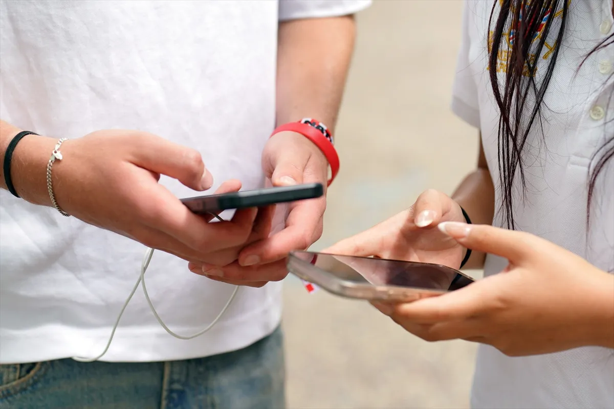 Francuska uvodi planira da zabrani društvene mreže za mlađe od 15 godina