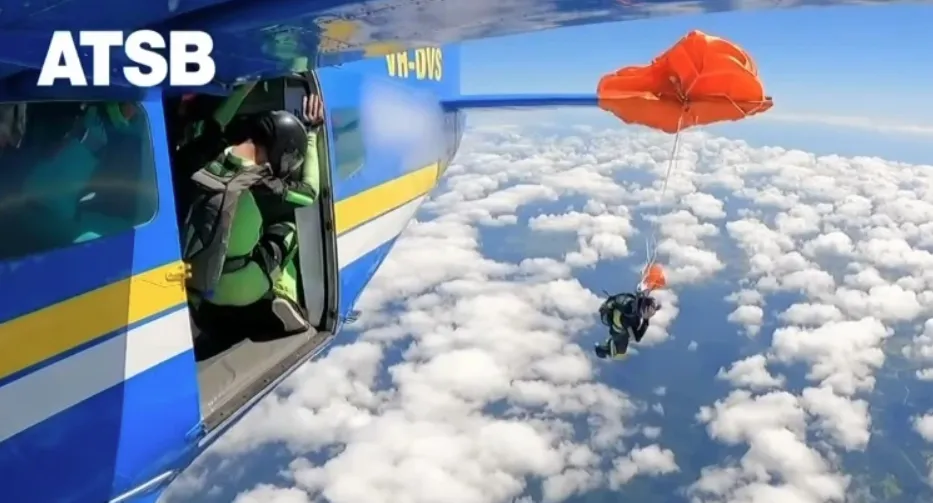 Australac skakao iz aviona, a padobran mu zapeo za rep letjelice