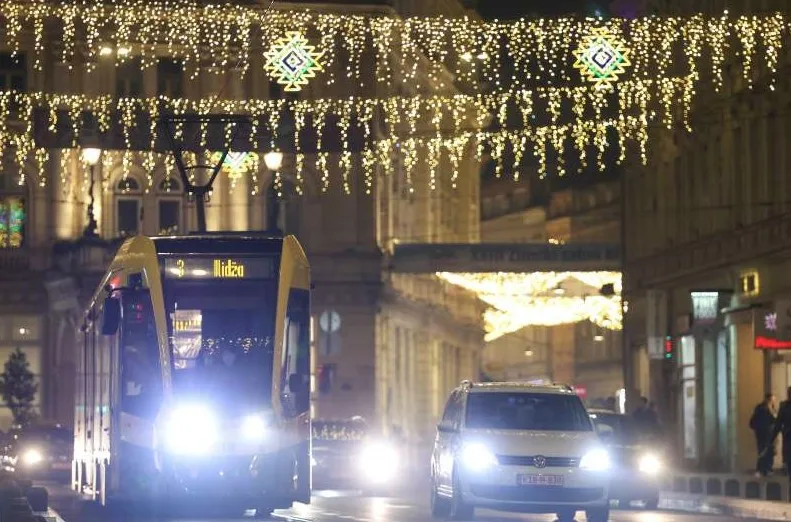 Sarajevo zablistalo sjajem novogodišnjih ukrasa