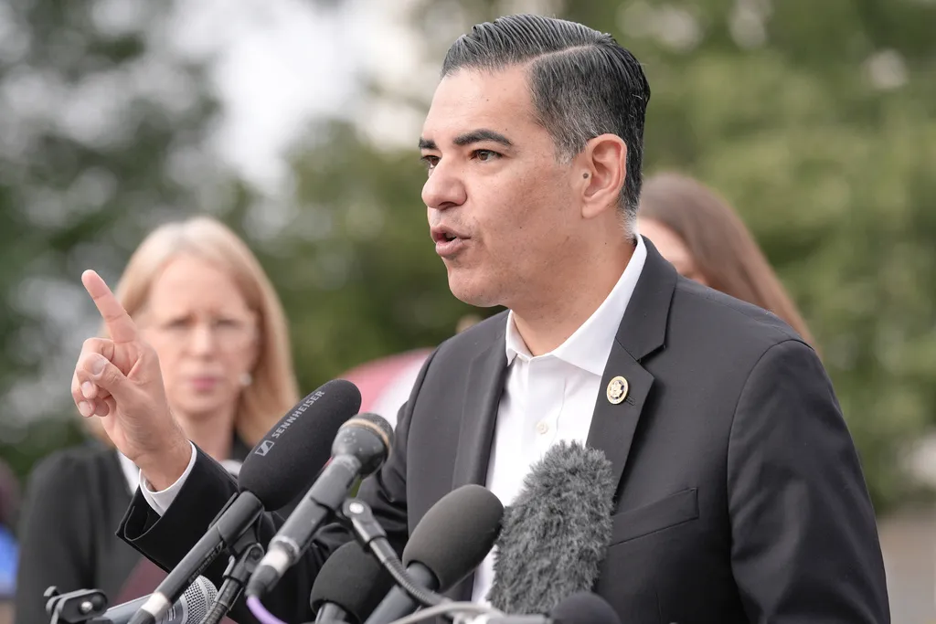 Demokrati u Predstavničkom domu SAD-a objavili novu zbirku Epsteinovih fotografija