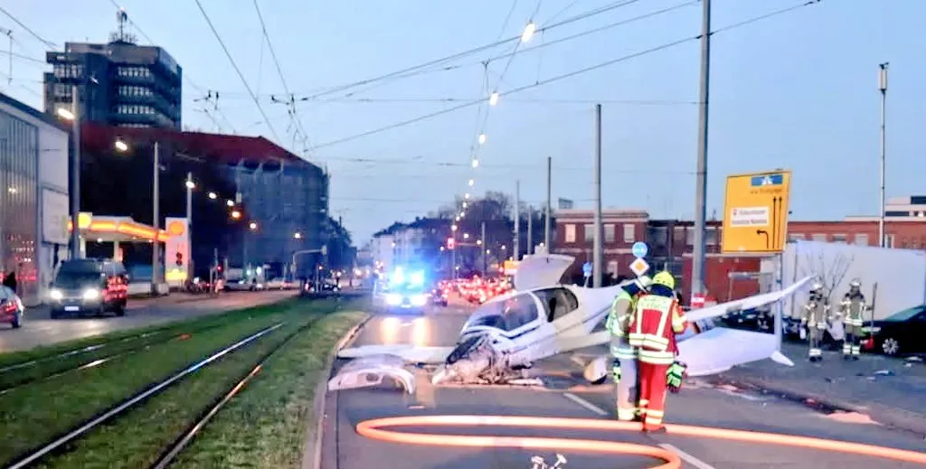 Njemačka: Avion prinudno sletio u centar grada, tri osobe povrijeđene