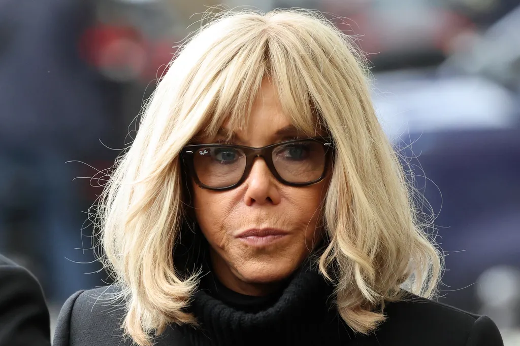 Brigitte Macron uputila poluizvinjenje nakon što je francuske feministkinje nazvala "glupim ku***ma"