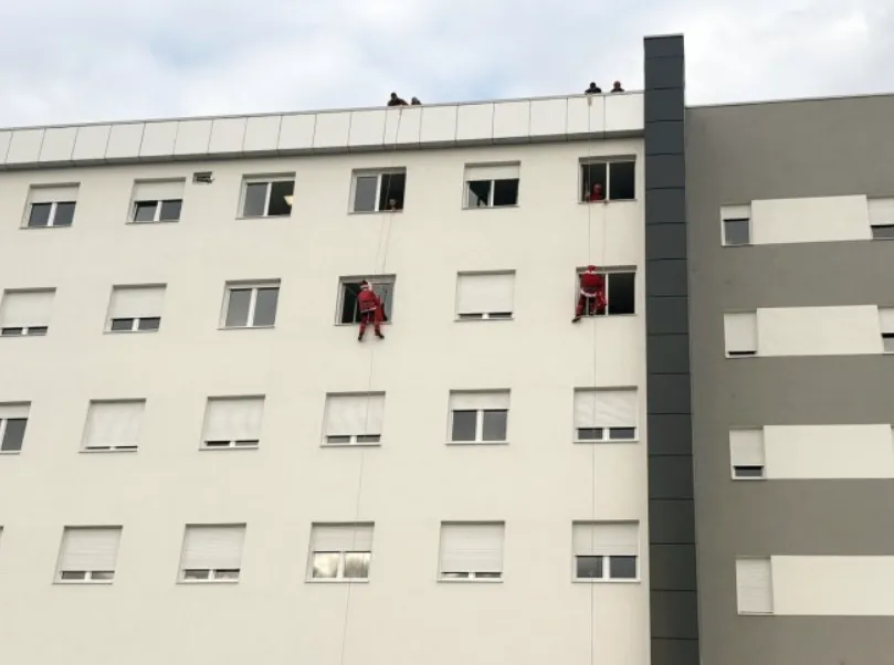 Djeda Mrazovi se spuštali s krova bolnice u Doboju