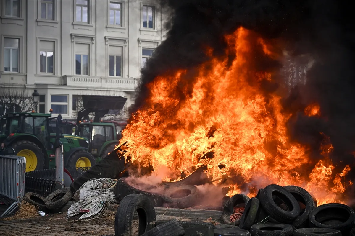 Poljoprivrednici traktorima blokirali ceste u Briselu