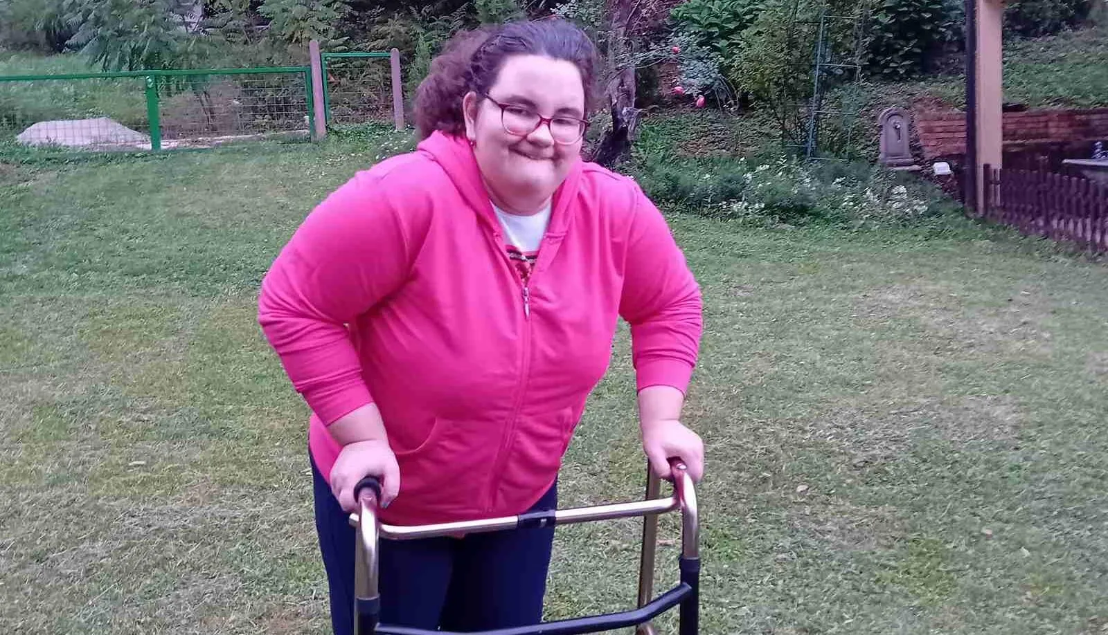 Pomozimo 16-godišnjoj Amri koja ima cerebralnu paralizu