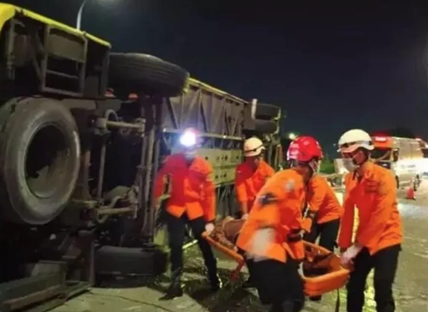 U teškoj autobusnoj nesreći u Indoneziji najmanje 16 mrtvih