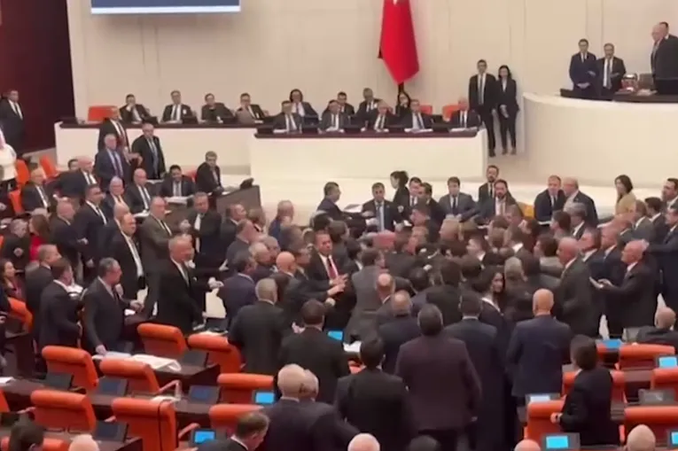 Turski parlament: Potukli se zastupnici većine i opozicije