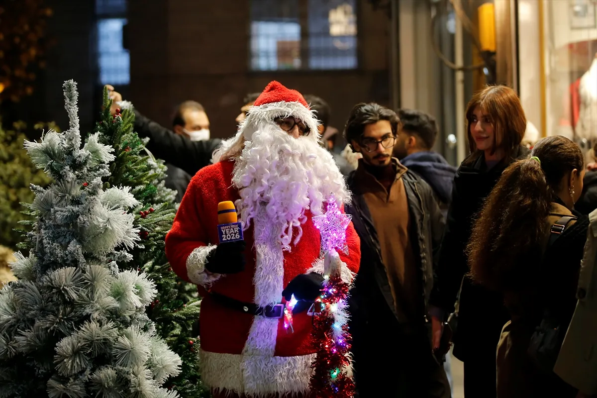Na ulicama Teherana i božićna drvca, Djed Mraz...