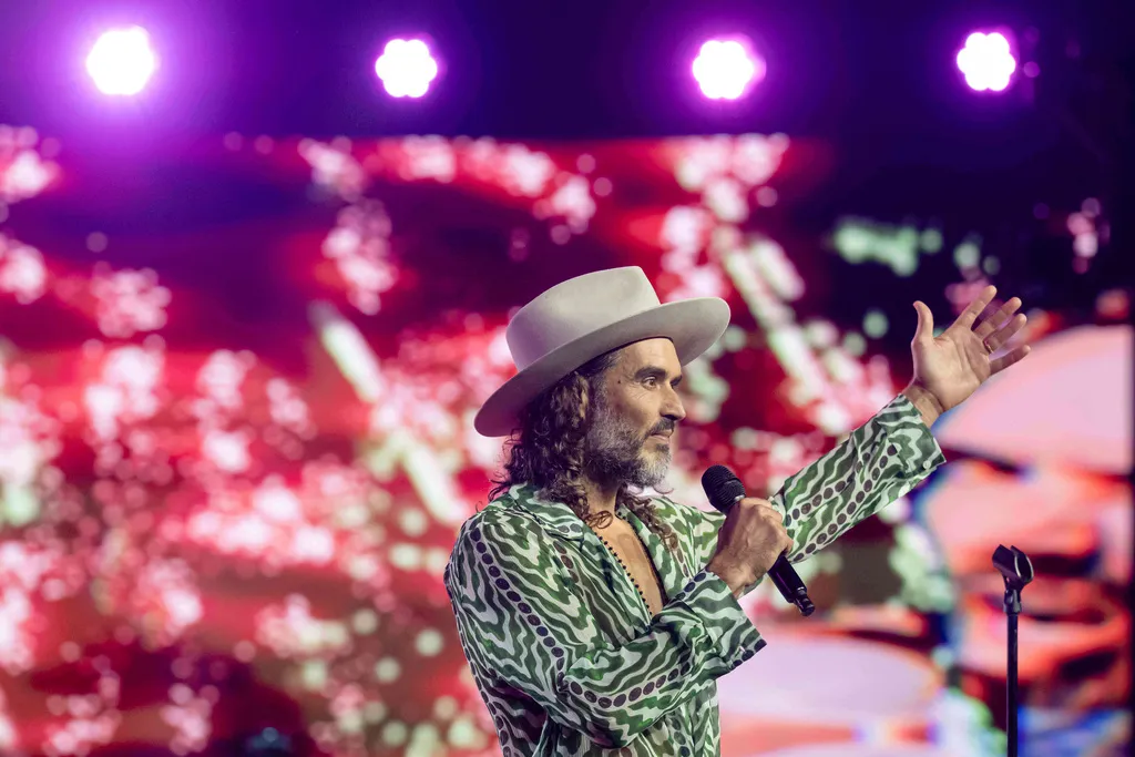 Komičar i glumac Russell Brand optužen po još dvije tačke za silovanje i seksualni napad