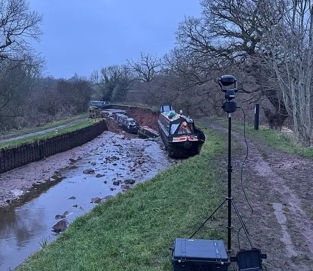 Veliki incident u Britaniji: Urušio se dio kanala, brodovi ostali nasukani
