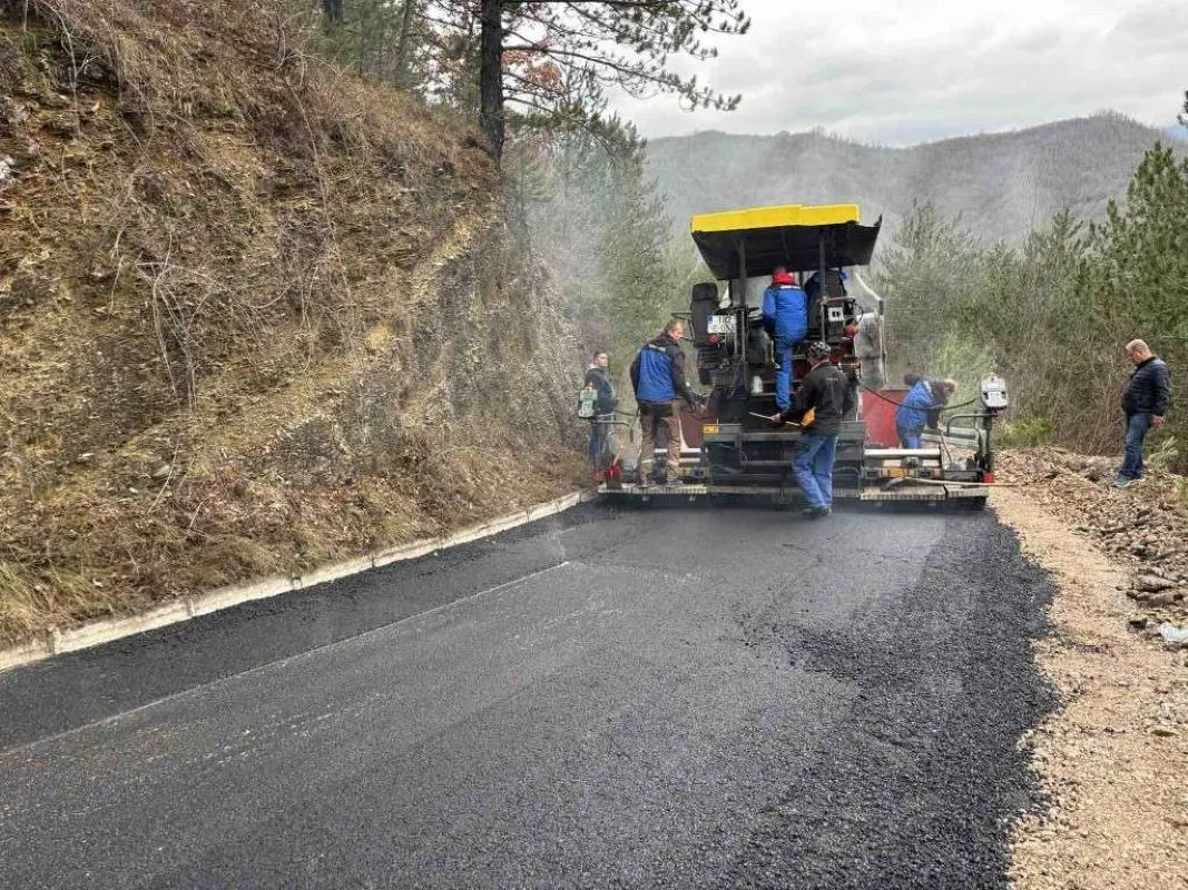 Počelo asfaltiranje puta za jablaničko naselje Krstac