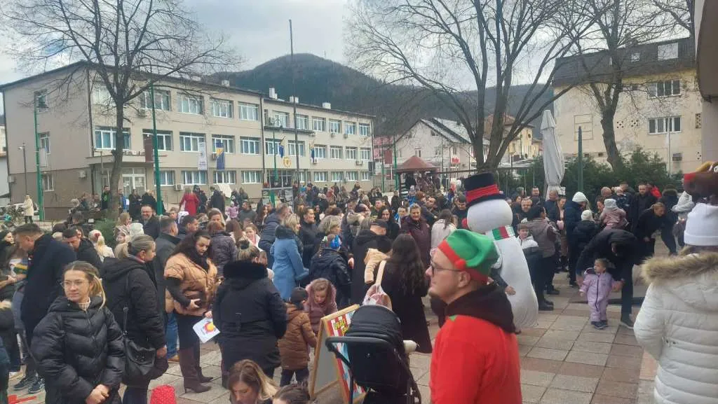 Brojni mališani u Goraždu uživaju u novogodišnjem programu 'Snješkograd'