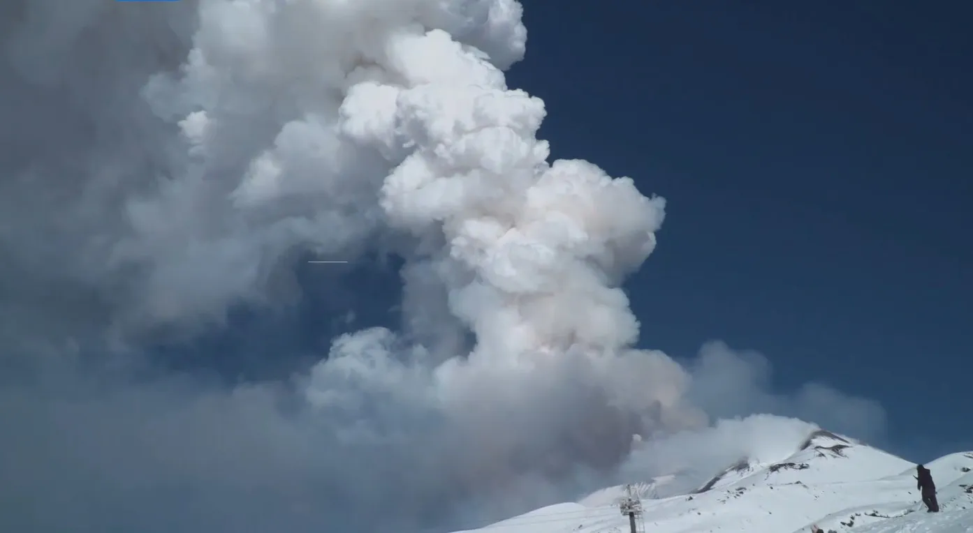Erupcija Etne dok skijaši uživaju u spektaklu na stazama
