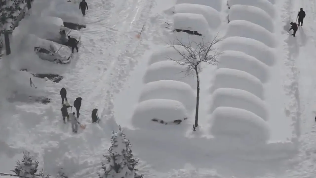 Primorske Alpe zatrpane snijegom: Automobili nestali pod nanosima, Prato Nevoso odsječen