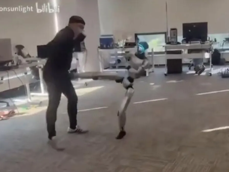 Robot tokom vježbe udario trenera u međunožje