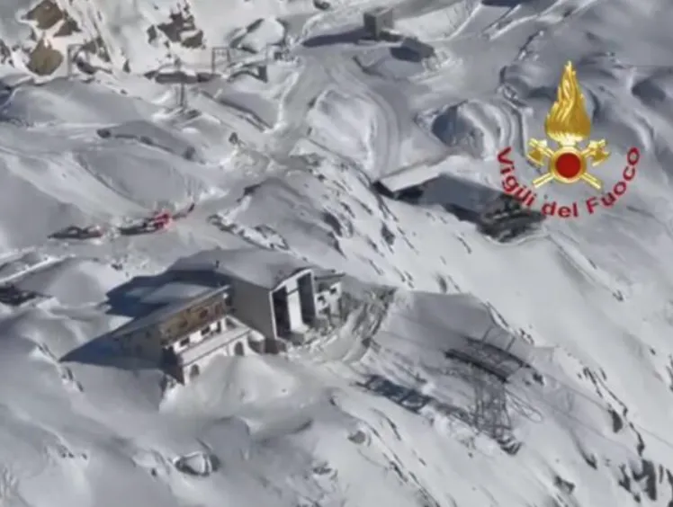 Nesreća na žičari u Italiji: Povrijeđeni putnici, 100 ljudi spašeno helikopterima