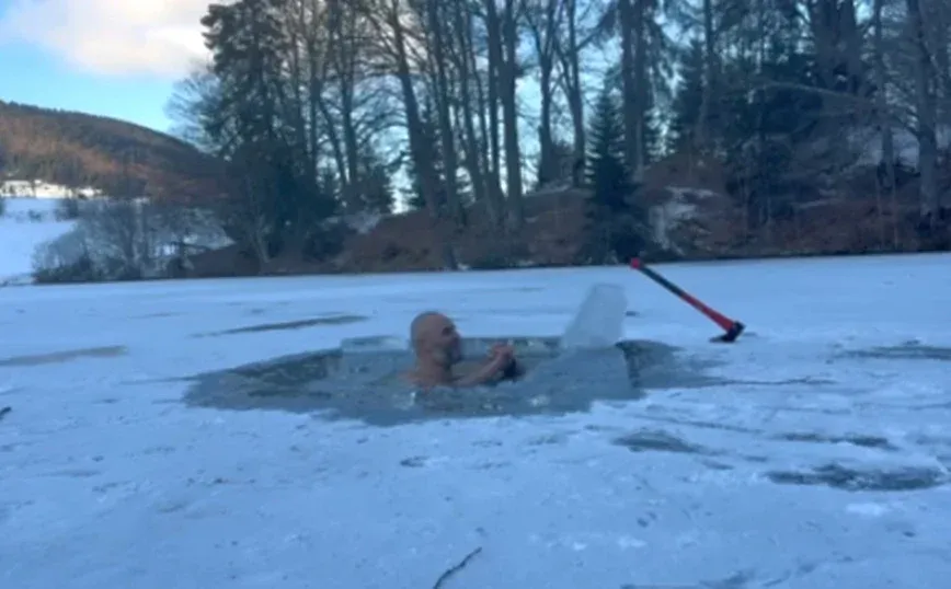 Bugojanaca probio led i okupao se u Kukavičkom jezeru: "Vjetar ubija"