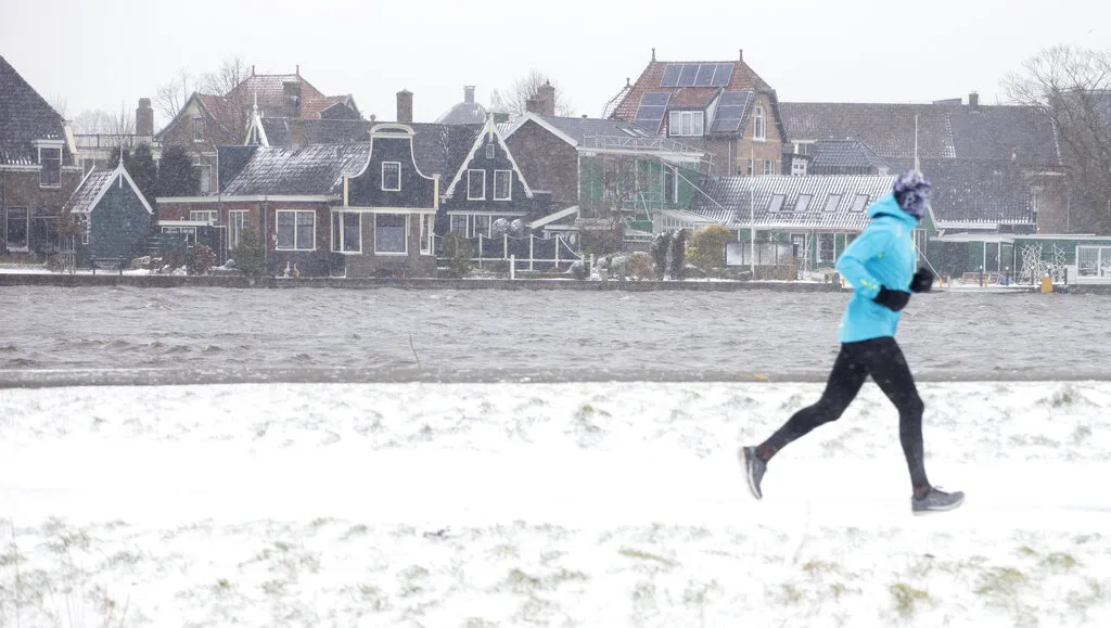 Snažno nevreme u Nizozemskoj, jedna osoba poginula: Zbog zimske oluje otkazano oko 450 letova