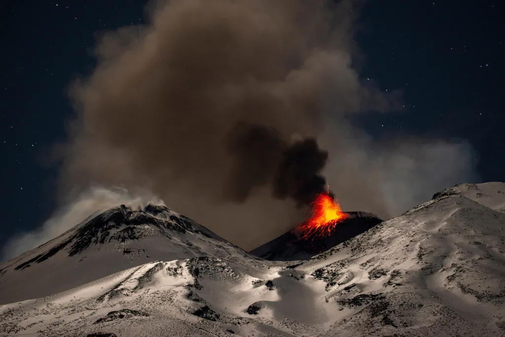 Vulkan Etna nastavlja erupcijsku aktivnost uz novu pukotinu i tok lave