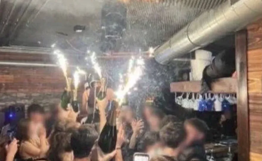 Trenutak kada je počeo požar u švicarskom baru: Vatrena stihija guta plafon, gosti snimaju i plešu