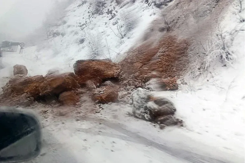 Stijena se obrušila na put Sarajevo - Pale, saobraćaj se odvija otežano