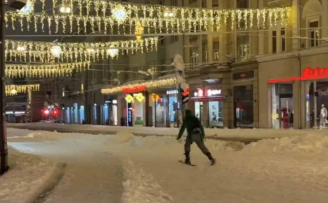 Sarajevo: Muškarac skijao kroz centar grada