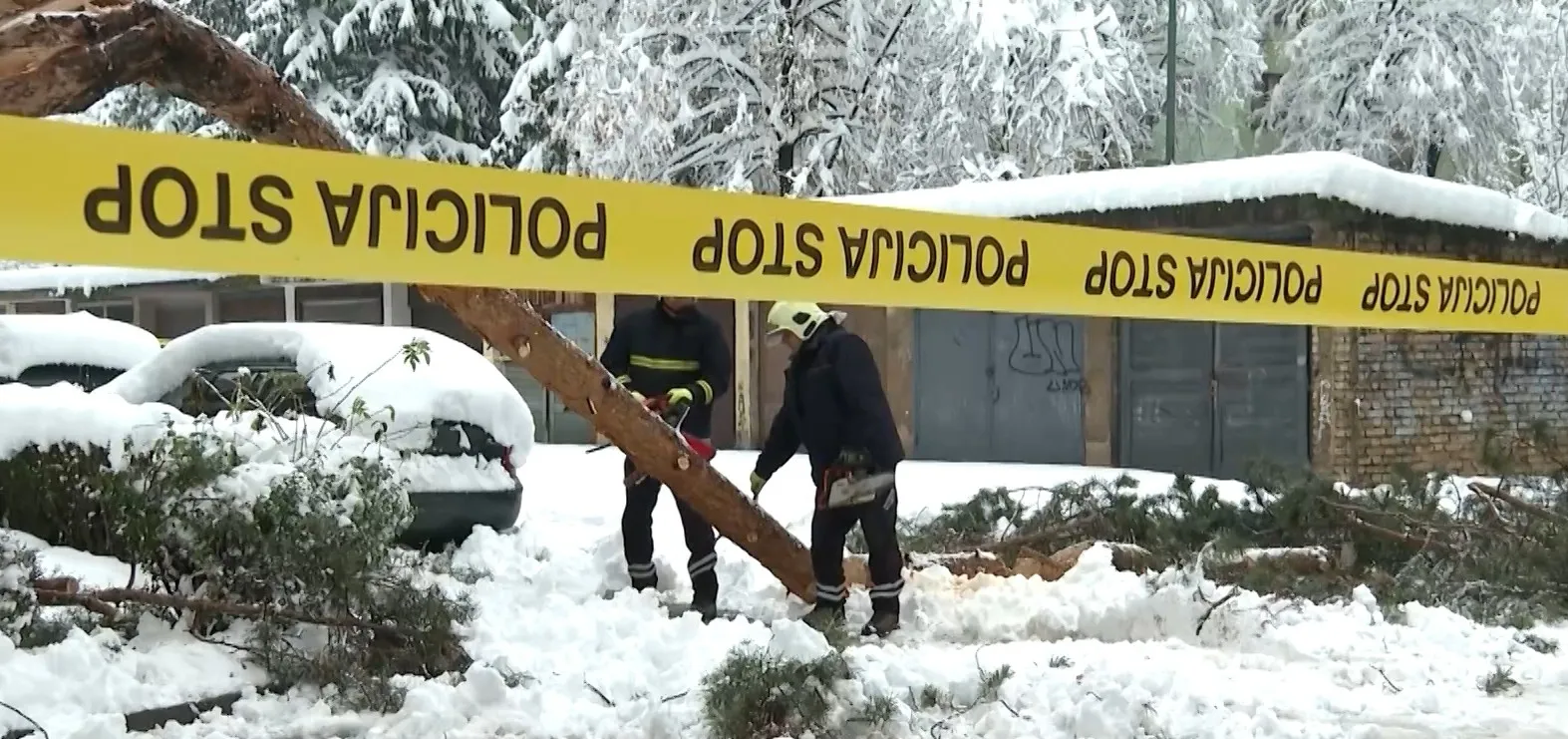 Žrtva snježnog nevremena u Sarajevu: Snijeg i do pola metra, problemi u kretanju