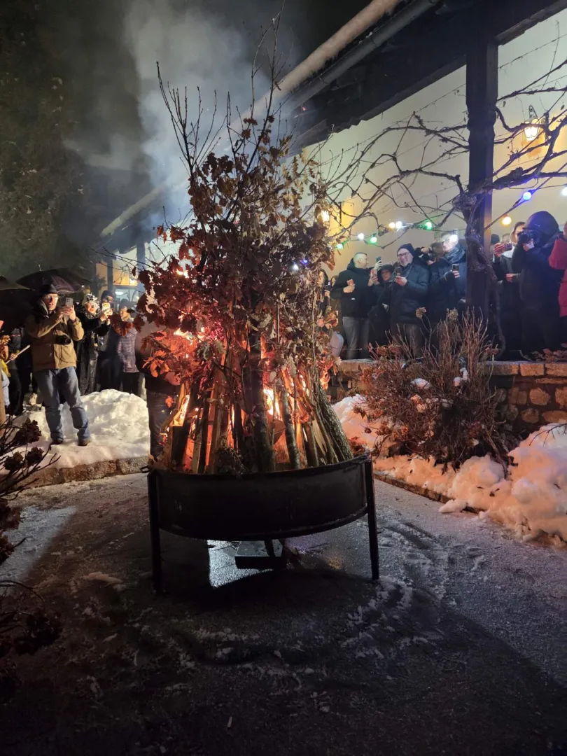 Badnje veče na Baščaršiji: Vjernici se okupili uz badnjak, molitvu i praznični duh